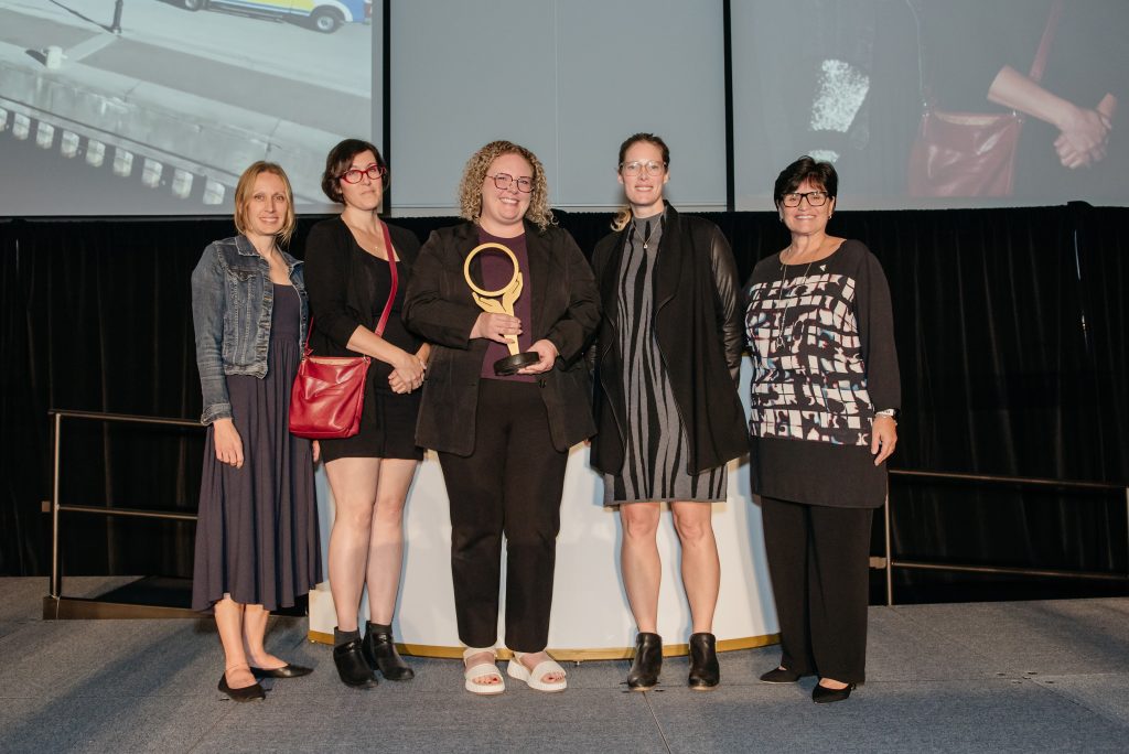 Image of Michelle DiEmanuele presenting the Improved Population Health Award at the 2024 Ontario Health System Quality and Innovative Awards Ceremony to the SOS - Supportive Outreach Services in Ontario Health Team